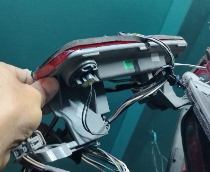 Used 2011–2014 Dodge Charger Third Trunk Brake Stop Light with Camera –  ضوء مكابح ثالث في صندوق السيارة مع كاميرا مستعمل لدودج تشارجر 2011–2014