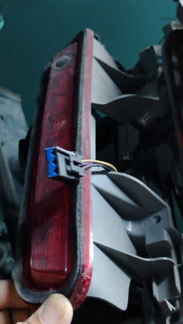 Used 2011–2014 Dodge Charger Third Trunk Brake Stop Light with Camera –  ضوء مكابح ثالث في صندوق السيارة مع كاميرا مستعمل لدودج تشارجر 2011–2014