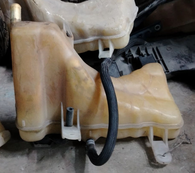 Used Coolant Reservoir for 2011–2022 Dodge Charger, Challenger & Chrysler –  خزان سائل تبريد مستعمل لدودج تشارجر وتشالنجر وكرايسلر 2011–2022
