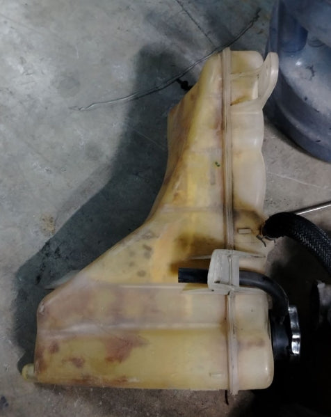 Used Coolant Reservoir for 2011–2022 Dodge Charger, Challenger & Chrysler –  خزان سائل تبريد مستعمل لدودج تشارجر وتشالنجر وكرايسلر 2011–2022