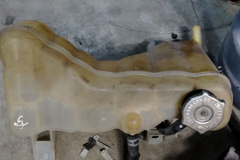 Used Coolant Reservoir for 2011–2022 Dodge Charger, Challenger & Chrysler –  خزان سائل تبريد مستعمل لدودج تشارجر وتشالنجر وكرايسلر 2011–2022