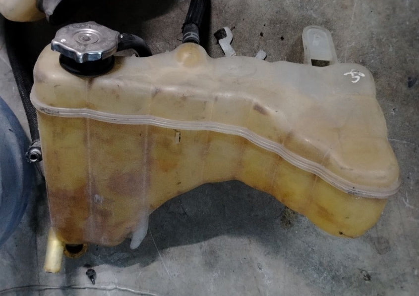 Used Coolant Reservoir for 2011–2022 Dodge Charger, Challenger & Chrysler –  خزان سائل تبريد مستعمل لدودج تشارجر وتشالنجر وكرايسلر 2011–2022