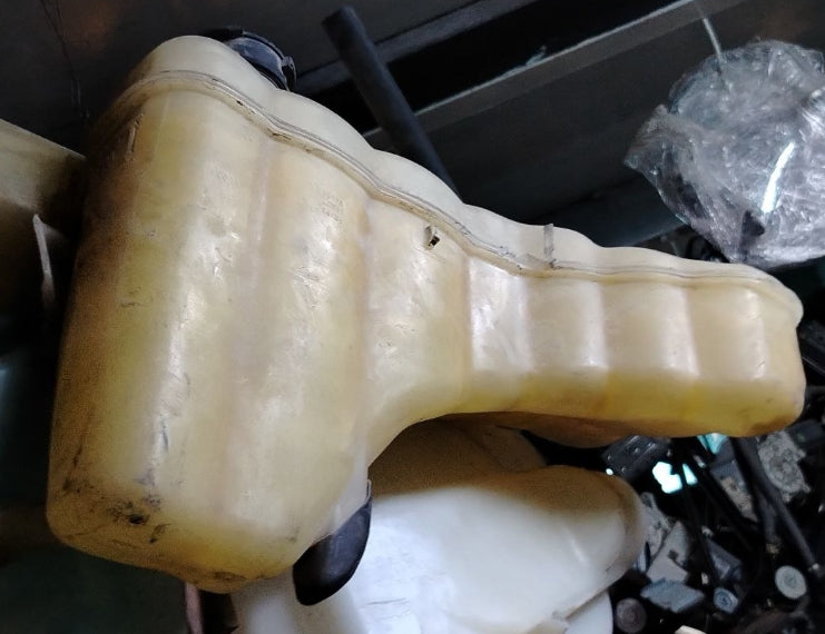 Used Coolant Reservoir for 2011–2022 Dodge Charger, Challenger & Chrysler –  خزان سائل تبريد مستعمل لدودج تشارجر وتشالنجر وكرايسلر 2011–2022