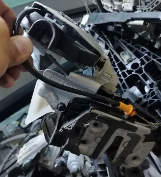 Used Ford Mustang 2016–2023 Driver & Passenger Side Door Lock Actuator / Latch Assembly – تجميع قفل ومشغل باب مستعمل لفورد موستانج 2016–2023 – جهة السائق والراكب