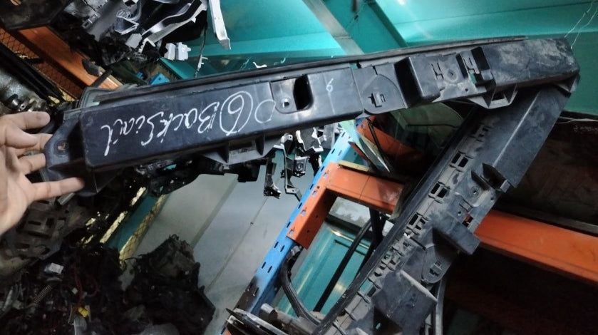 Used Dodge Charger 2014–2020 Rear Bumper Bracket –  حامل صدام خلفي مستعمل لدودج تشارجر 2014–2020