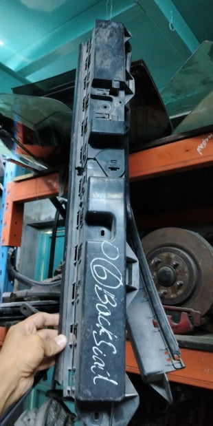 Used Dodge Charger 2014–2020 Rear Bumper Bracket –  حامل صدام خلفي مستعمل لدودج تشارجر 2014–2020