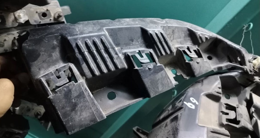 Used 2018–2023 Ford Mustang Right & Left Rear Bumper Bracket Support Mount – حامل دعم صدام خلفي يمين ويسار مستعمل لفورد موستانج 2018–2023