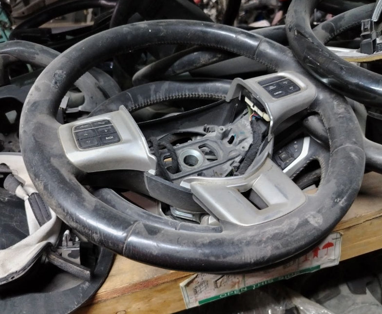 Used 2011–2014 Dodge Charger & Challenger Custom Steering Wheel –  عجلة قيادة مخصصة مستعملة لدودج تشارجر وتشالنجر 2011–2014