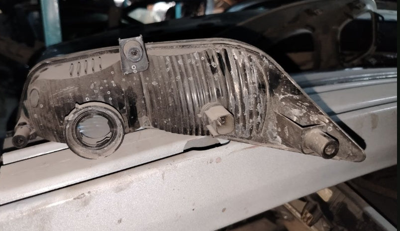 Used Ford Mustang 2015–2017 Front Bumper Signal Parking Light Bulb Pair – زوج لمبات إشارة وضوء موقف أمامي مستعملة لفورد موستانج 2015–2017