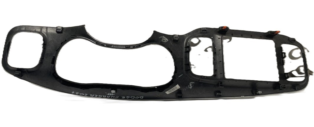 Used 2015–2023 Dodge Charger Dash Speedometer Radio Bezel Cover –  غطاء إطار عداد السرعة والراديو في لوحة العدادات مستعمل لدودج تشارجر 2015–2023