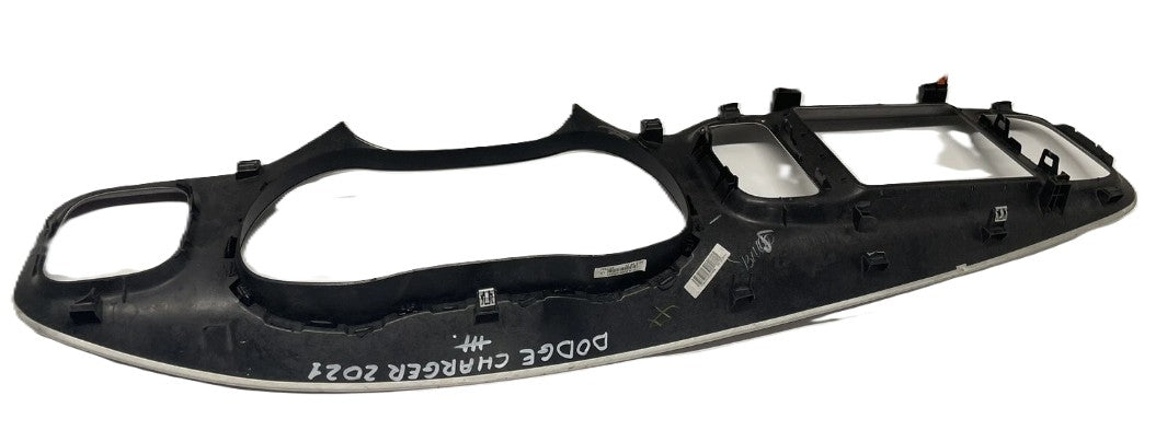 Used 2015–2023 Dodge Charger Dash Speedometer Radio Bezel Cover –  غطاء إطار عداد السرعة والراديو في لوحة العدادات مستعمل لدودج تشارجر 2015–2023