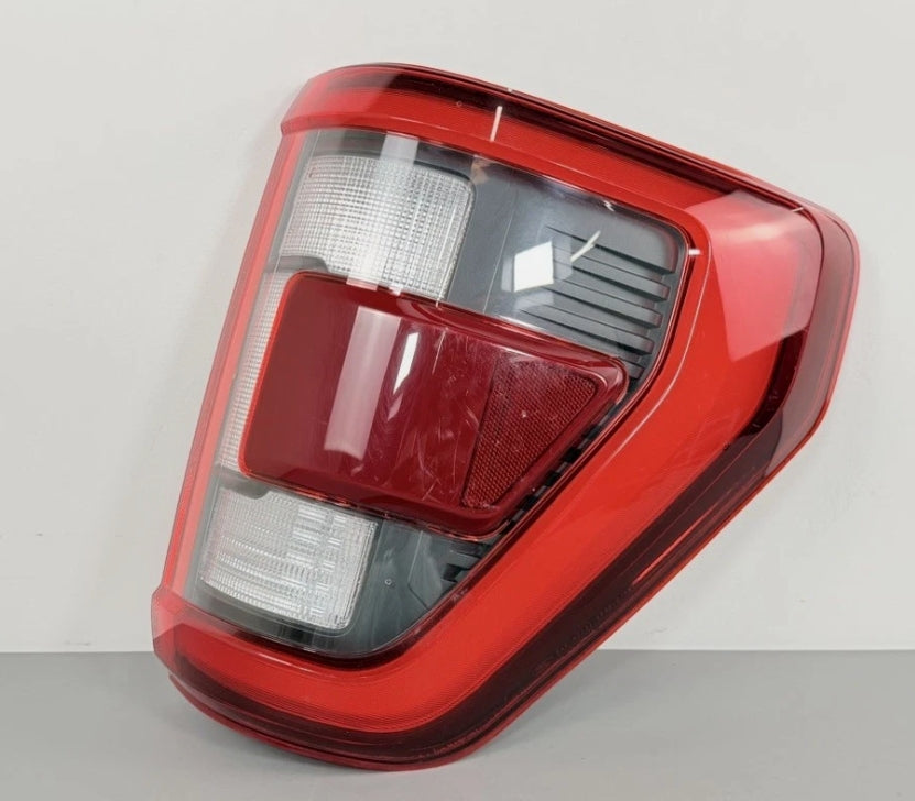 New Rear Backlight for Ford F-150 SVT Raptor 2021–2023  مصباح خلفي جديد لفورد F-150 SVT رابتر 2021–2023