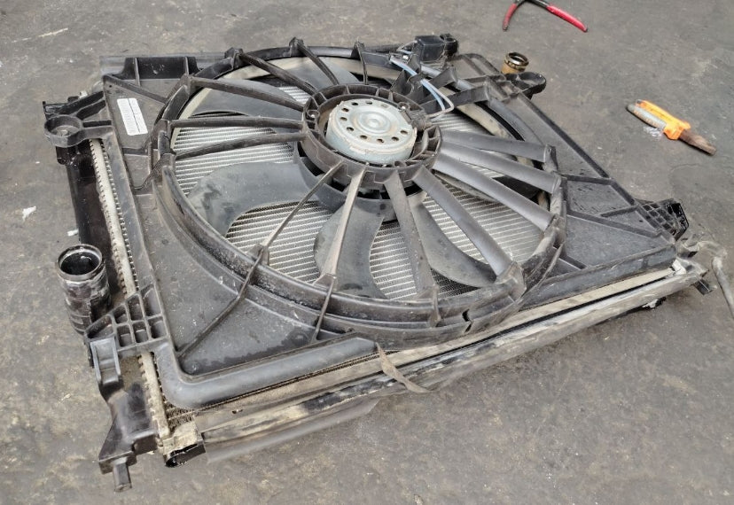 Used 2014–2022 Dodge Charger Radiator Kit – OEM Cooling System,  طقم راديتر مستعمل لدودج تشارجر 2014–2022 – نظام تبريد أصلي من المصنع