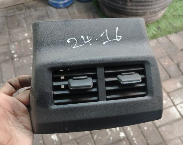 Used Original Lexus RC Rear AC Vent Grill Back Seat (2017) – OEM Genuine قطعة أصلية مستعملة – شبك مكيف الهواء الخلفي لمقعد الخلفي لسيارة لكزس RC (2017)
