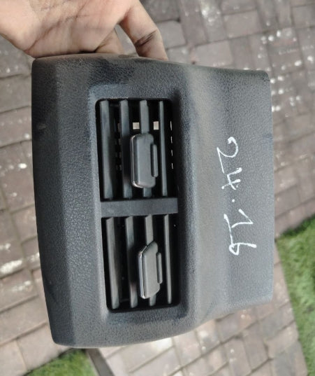 Used Original Lexus RC Rear AC Vent Grill Back Seat (2017) – OEM Genuine قطعة أصلية مستعملة – شبك مكيف الهواء الخلفي لمقعد الخلفي لسيارة لكزس RC (2017)