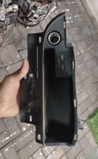 Used Original Lexus RX Wireless Charger Module with USB Ports (2017–2020) – OEM Genuine قطعة أصلية مستعملة – وحدة الشحن اللاسلكي مع منافذ USB لسيارة لكزس RX (موديلات 2017–2020