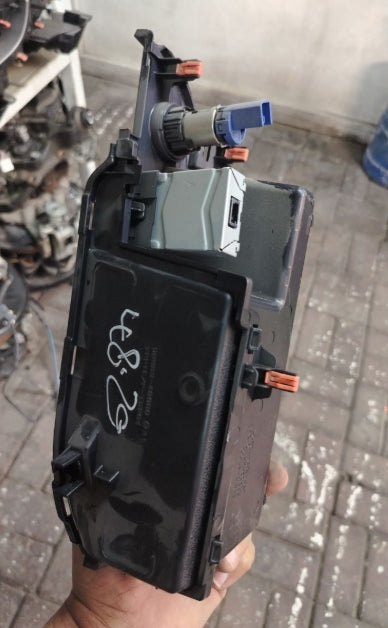 Used Original Lexus RX Wireless Charger Module with USB Ports (2017–2020) – OEM Genuine قطعة أصلية مستعملة – وحدة الشحن اللاسلكي مع منافذ USB لسيارة لكزس RX (موديلات 2017–2020