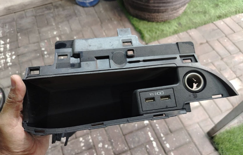 Used Original Lexus RX Wireless Charger Module with USB Ports (2017–2020) – OEM Genuine قطعة أصلية مستعملة – وحدة الشحن اللاسلكي مع منافذ USB لسيارة لكزس RX (موديلات 2017–2020