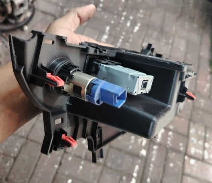 Used Original Lexus RX Wireless Charger Module with USB Ports (2017–2020) – OEM Genuine قطعة أصلية مستعملة – وحدة الشحن اللاسلكي مع منافذ USB لسيارة لكزس RX (موديلات 2017–2020