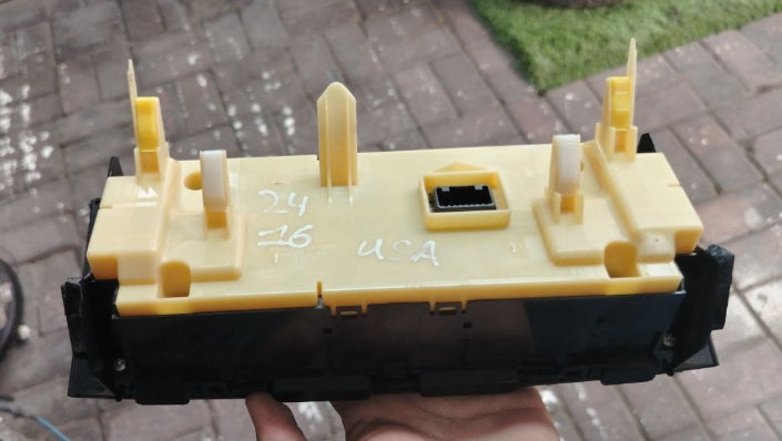 Used Original Lexus RC Radio Head Unit (2017–2018) – OEM Genuine قطعة أصلية مستعملة – وحدة راديو / مسجل السيارة لسيارة لكزس RC (موديلات 2017–2018