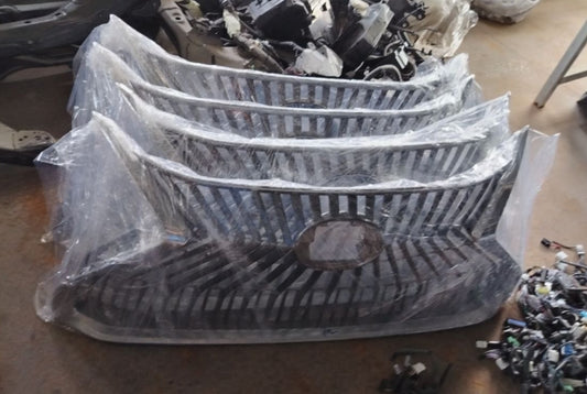 Used Original Lexus ES Front Grille 2020–2025 Complete with Chrome OEM شبك أمامي لكزس ES أصلي مستعمل 2020–2025 كامل مع كروم OEM