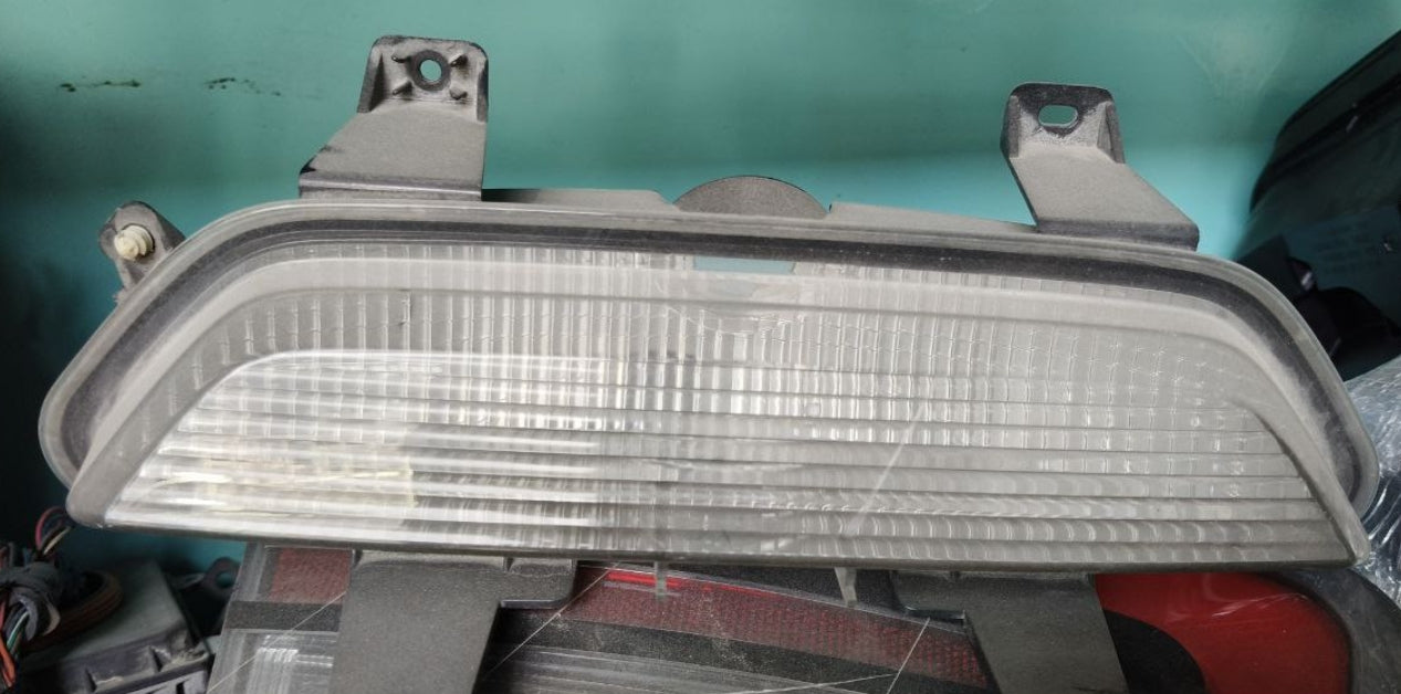 Used Ford Mustang Reverse Light 2015-2022 1 piece –  ضوء خلفي للرجوع مستعمل لفورد موستانج 2015–2022 – قطعة واحدة