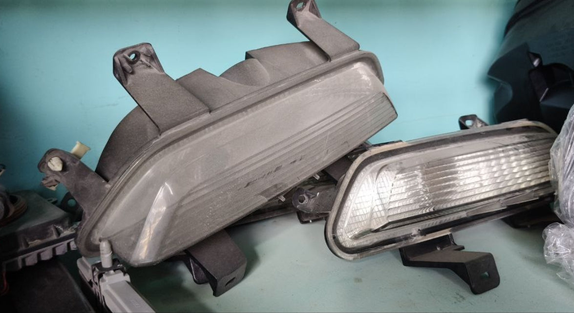 Used Ford Mustang Reverse Light 2015-2022 1 piece –  ضوء خلفي للرجوع مستعمل لفورد موستانج 2015–2022 – قطعة واحدة