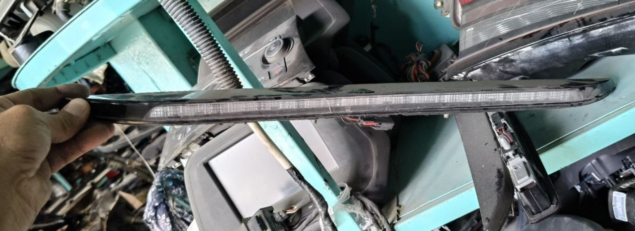 Used Universal 3rd Brake Light for Ford Mustang – ضوء فرامل ثالث عالمي مستعمل لفورد موستانج
