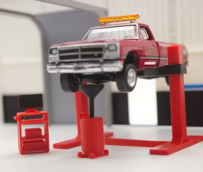 1:64 Scale Mini Car Lift & Oil Drainer Set – 4-Piece Garage Repair Platform Accessories for Diecast Car Displays & Dioramas مجموعة رافعات سيارات ومصرف زيت مصغرة 1:64 – طقم 4 قطع لمنصات صيانة الجراج وإكسسوارات مجسمات السيارات والديوارامات