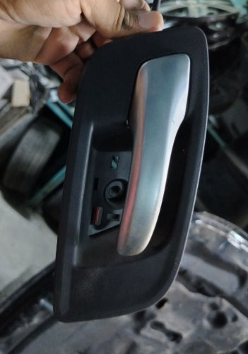 Used Dodge Charger Passenger & Driver Side Interior Door Handles 1 piece -مقابض الأبواب الداخلية الجانبية للسائق والراكب دودج تشارجر مستعملة