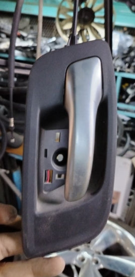 Used Dodge Charger Passenger & Driver Side Interior Door Handles 1 piece -مقابض الأبواب الداخلية الجانبية للسائق والراكب دودج تشارجر مستعملة