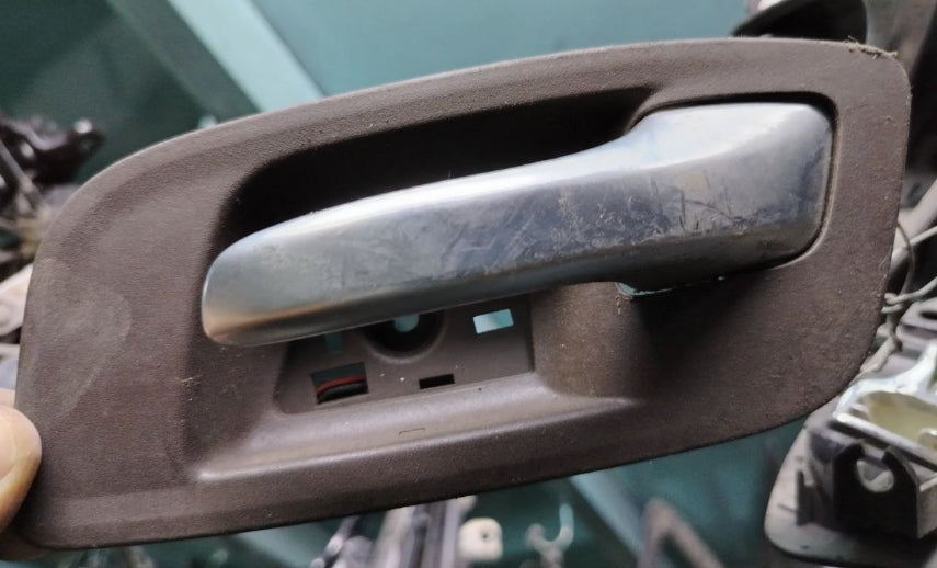 Used Dodge Charger Passenger & Driver Side Interior Door Handles 1 piece -مقابض الأبواب الداخلية الجانبية للسائق والراكب دودج تشارجر مستعملة
