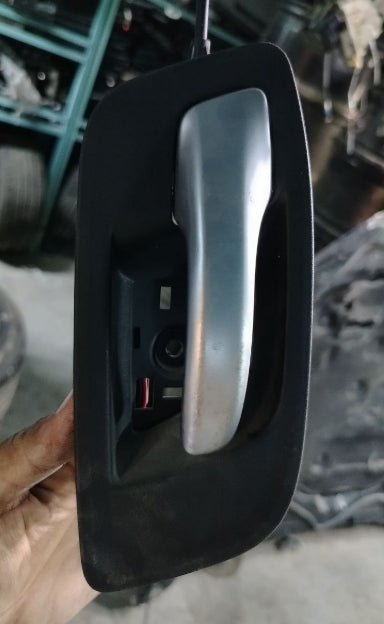Used Dodge Charger Passenger & Driver Side Interior Door Handles 2014-2023 1 piece -مقابض الأبواب الداخلية الجانبية للسائق والراكب دودج تشارجر مستعملة
