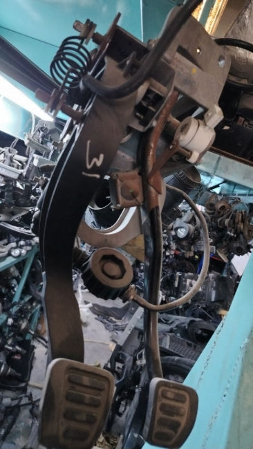 Used Clutch Brake Pedal Kit 2016-2021 Camaro-مجموعة دواسة القابض والفرامل مستخدمة شفروليه كمارو 2016–2021