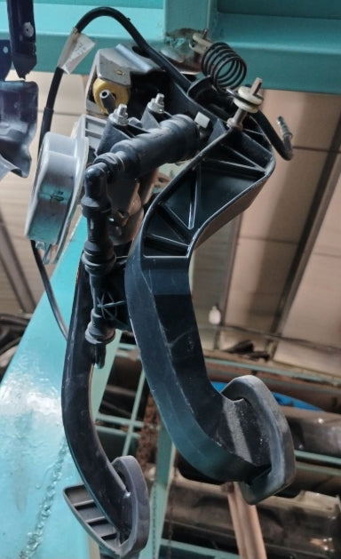 Used Clutch Brake Pedal Kit 2016-2021 Camaro-مجموعة دواسة القابض والفرامل مستخدمة شفروليه كمارو 2016–2021