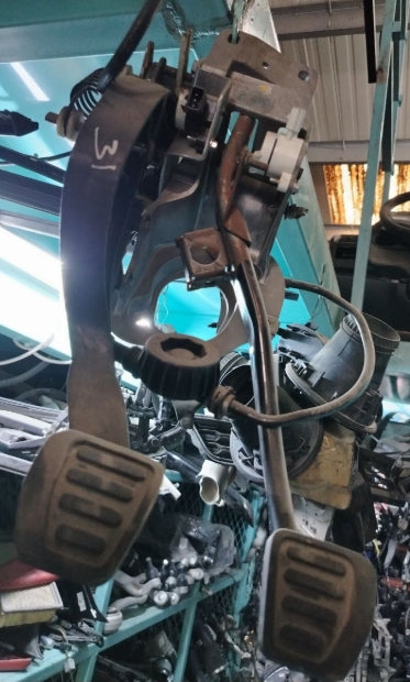 Used Clutch Brake Pedal Kit 2016-2021 Camaro-مجموعة دواسة القابض والفرامل مستخدمة شفروليه كمارو 2016–2021