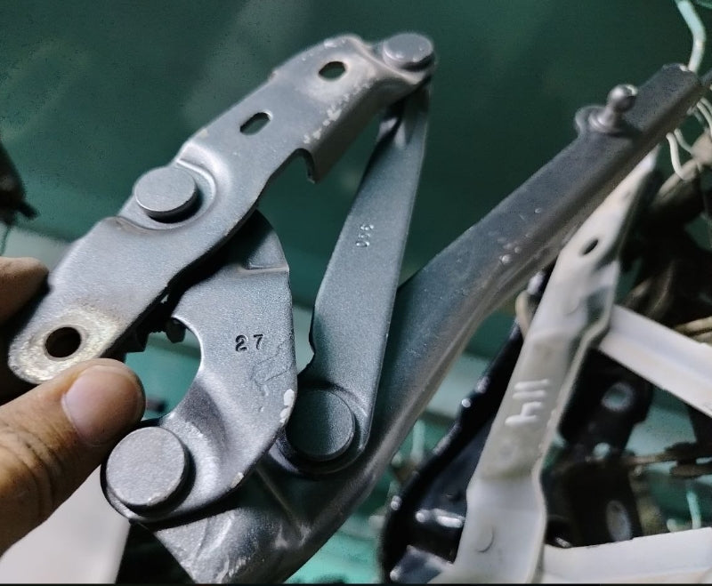 Used DODGE CHARGER 2016-2023 ENGINE HOOD LID BONNET SUPPORT BRACKET HING -دعامة ومفصلة غطاء المحرك (غطاء المحرك الأمامي) مستعملة لدودج تشارجر 2016–2023    E