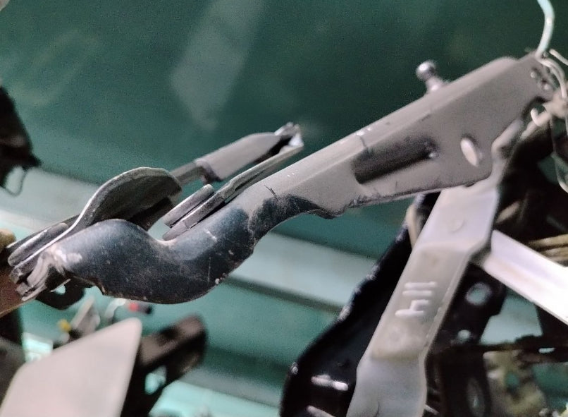 Used DODGE CHARGER 2016-2023 ENGINE HOOD LID BONNET SUPPORT BRACKET HING -دعامة ومفصلة غطاء المحرك (غطاء المحرك الأمامي) مستعملة لدودج تشارجر 2016–2023    E