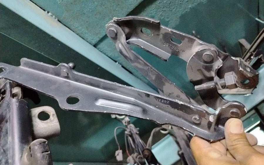 Used DODGE CHARGER 2016-2023 ENGINE HOOD LID BONNET SUPPORT BRACKET HING -دعامة ومفصلة غطاء المحرك (غطاء المحرك الأمامي) مستعملة لدودج تشارجر 2016–2023    E