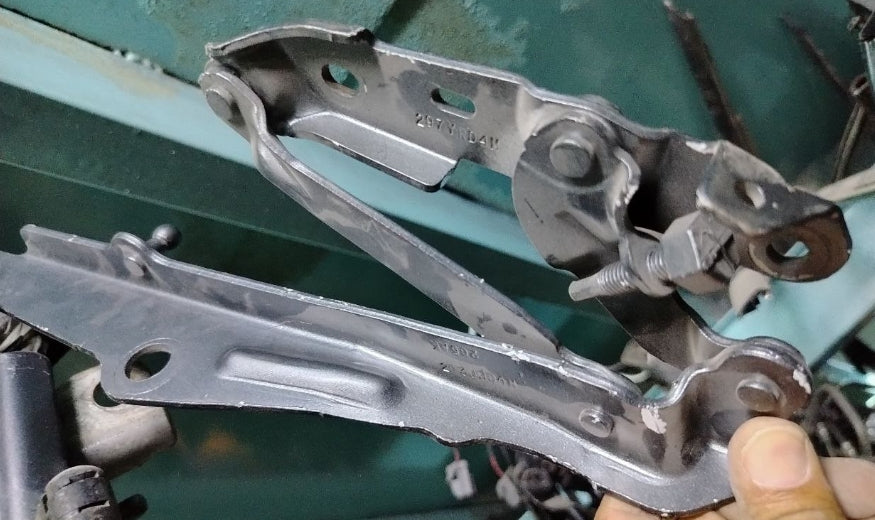 Used DODGE CHARGER 2016-2023 ENGINE HOOD LID BONNET SUPPORT BRACKET HING -دعامة ومفصلة غطاء المحرك (غطاء المحرك الأمامي) مستعملة لدودج تشارجر 2016–2023    E