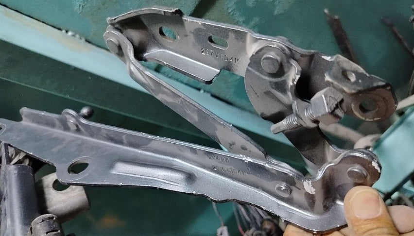 Used DODGE CHARGER 2016-2023 ENGINE HOOD LID BONNET SUPPORT BRACKET HING -دعامة ومفصلة غطاء المحرك (غطاء المحرك الأمامي) مستعملة لدودج تشارجر 2016–2023    E