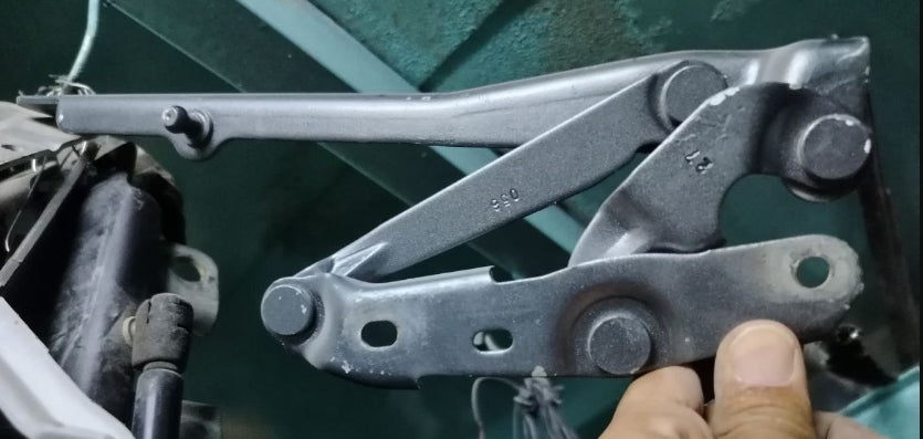 Used DODGE CHARGER 2016-2023 ENGINE HOOD LID BONNET SUPPORT BRACKET HING -دعامة ومفصلة غطاء المحرك (غطاء المحرك الأمامي) مستعملة لدودج تشارجر 2016–2023    E