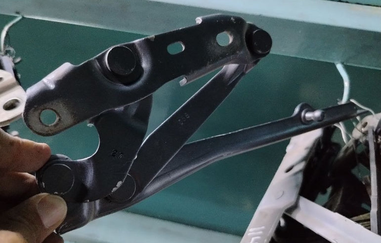 Used DODGE CHARGER 2016-2023 ENGINE HOOD LID BONNET SUPPORT BRACKET HING -دعامة ومفصلة غطاء المحرك (غطاء المحرك الأمامي) مستعملة لدودج تشارجر 2016–2023    E