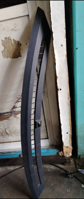 Used 2024+ Ford Mustang GT Dashboard Defroster Vent – Front Dash Air Outlet Vent Assembly - مستعمل فتحة تهوية مزيل الضباب لواجهة لوحة العدادات فورد موستانج GT 2024+ – مجموعة فتحات تهوية هواء لوحة العدادات الأمامية الأصلية