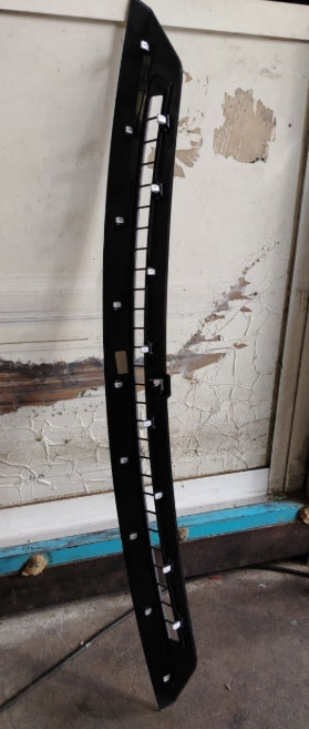 Used 2024+ Ford Mustang GT Dashboard Defroster Vent – Front Dash Air Outlet Vent Assembly - مستعمل فتحة تهوية مزيل الضباب لواجهة لوحة العدادات فورد موستانج GT 2024+ – مجموعة فتحات تهوية هواء لوحة العدادات الأمامية الأصلية