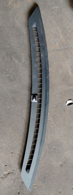 Used 2024+ Ford Mustang GT Dashboard Defroster Vent – Front Dash Air Outlet Vent Assembly - مستعمل فتحة تهوية مزيل الضباب لواجهة لوحة العدادات فورد موستانج GT 2024+ – مجموعة فتحات تهوية هواء لوحة العدادات الأمامية الأصلية