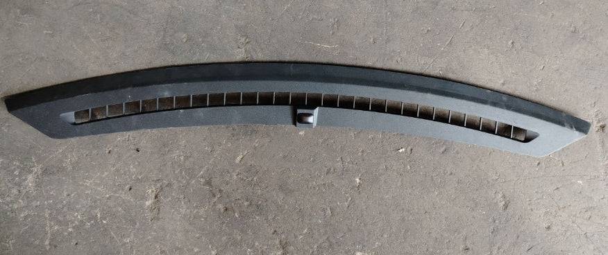 Used 2024+ Ford Mustang GT Dashboard Defroster Vent – Front Dash Air Outlet Vent Assembly - مستعمل فتحة تهوية مزيل الضباب لواجهة لوحة العدادات فورد موستانج GT 2024+ – مجموعة فتحات تهوية هواء لوحة العدادات الأمامية الأصلية