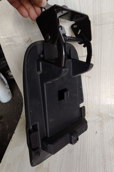 Used Ford Mustang 2024–2026 Center Console Armrest Lid Cover – Black - مستعمل فورد موستانج 2024–2026 غطاء مسند ذراع الكونسول الوسطي – باللون الأسود