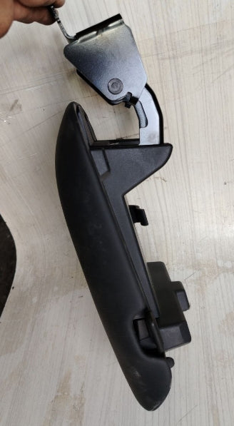 Used Ford Mustang 2024–2026 Center Console Armrest Lid Cover – Black - مستعمل فورد موستانج 2024–2026 غطاء مسند ذراع الكونسول الوسطي – باللون الأسود