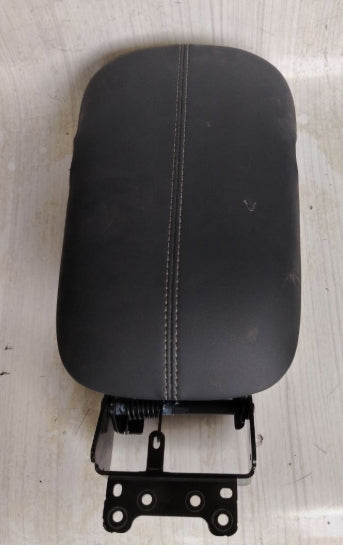 Used Ford Mustang 2024–2026 Center Console Armrest Lid Cover – Black - مستعمل فورد موستانج 2024–2026 غطاء مسند ذراع الكونسول الوسطي – باللون الأسود